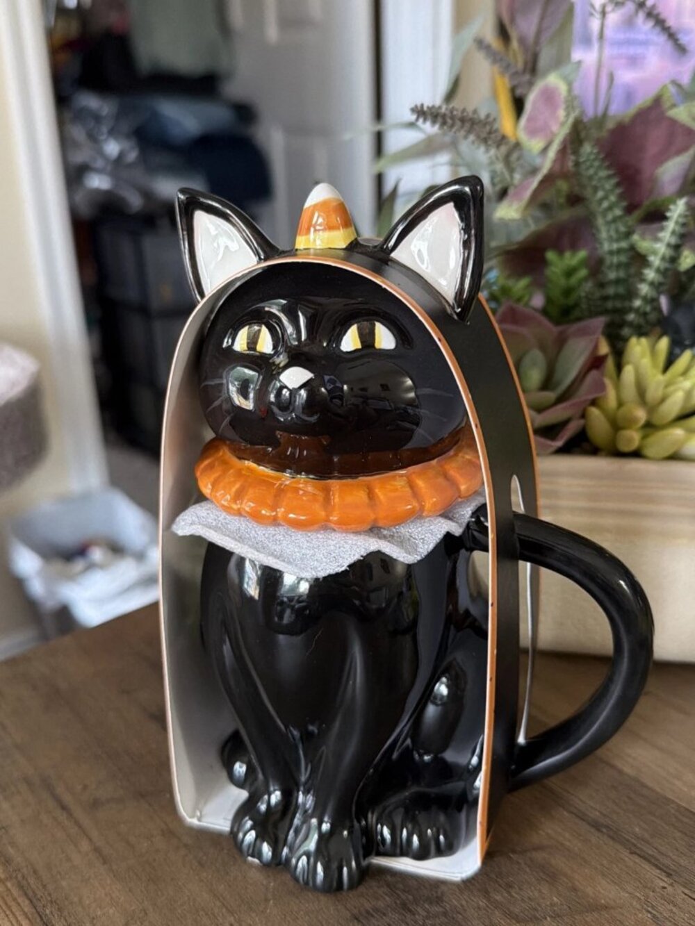 Home Essentials 19oz. Covered Black Cat Mug - NWT (SMALL CHIP)